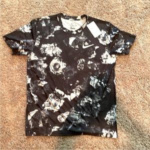 NWT black and white Nike mesh t shirt size large